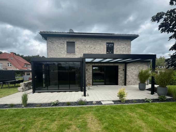 Kubische Cube-Flachdach-Überdachung aus Aluminium ohne sichtbare Dachneigung an einem modernen Wohnhaus – Terravista Sögel
