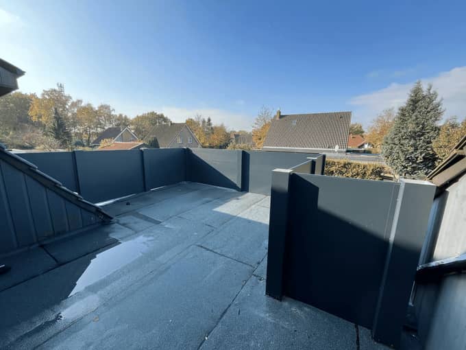 Aluminium-Sichtschutzzaun in Anthrazit als Windschutz an einer Dachterrasse – Terravista Sögel
