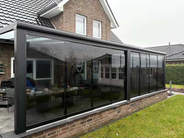 Gartenzimmer mit getöntem Glas