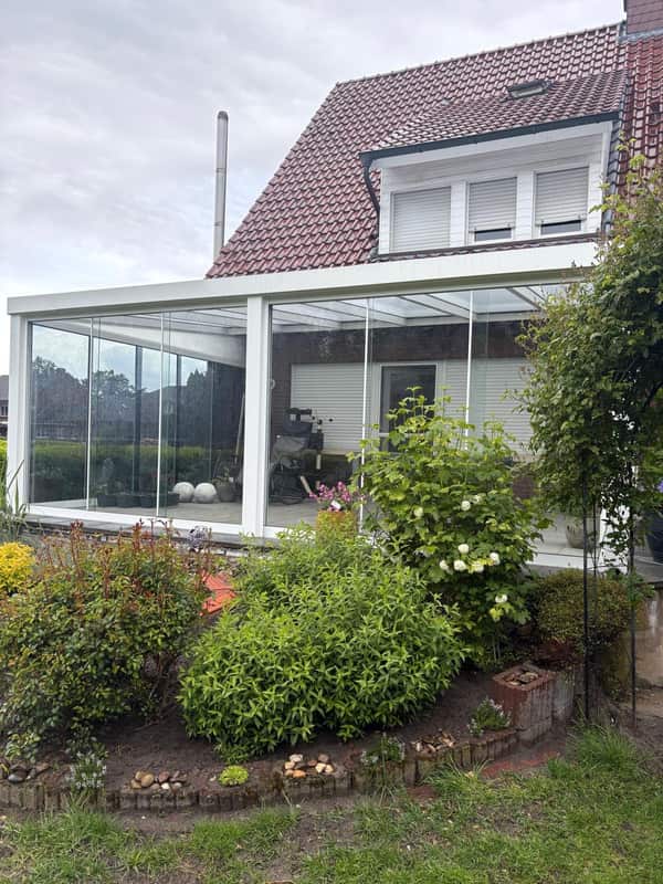 Kaltwintergarten in Weiß mit Glasschiebewänden in Rütenbrock bei Haren