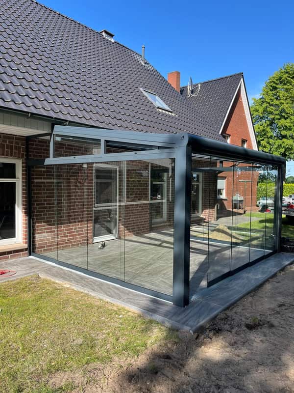 Kaltwintergarten mit keilförmigen Oberlichtern unter der Dachschräge in Wesuwe