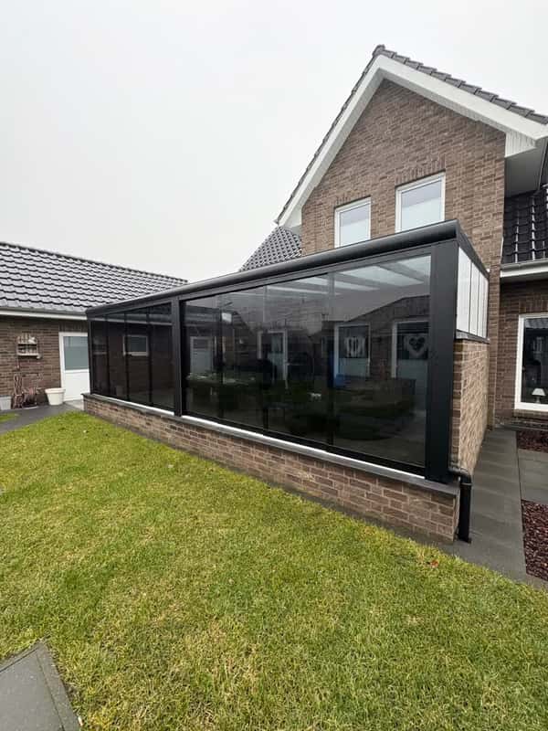 Premium-Überdachung mit getönten Glasschiebewänden