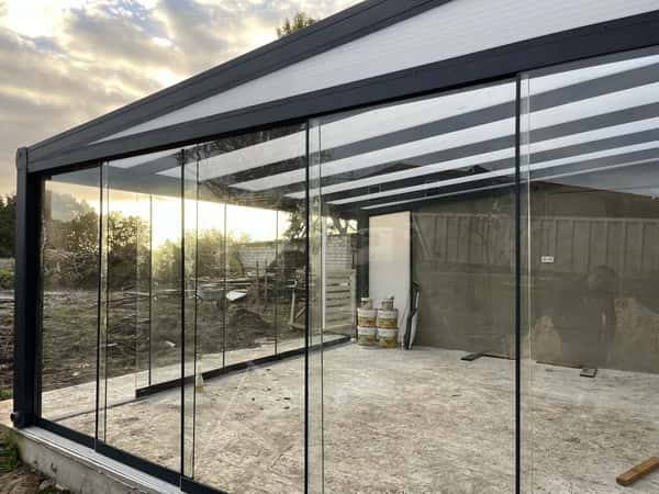 Kaltwintergarten mit Glasschiebewänden