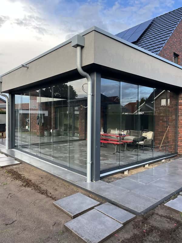 Kaltwintergarten mit Glasschiebewänden