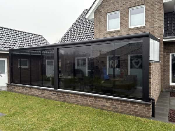 Kaltwintergarten mit Glasschiebewänden