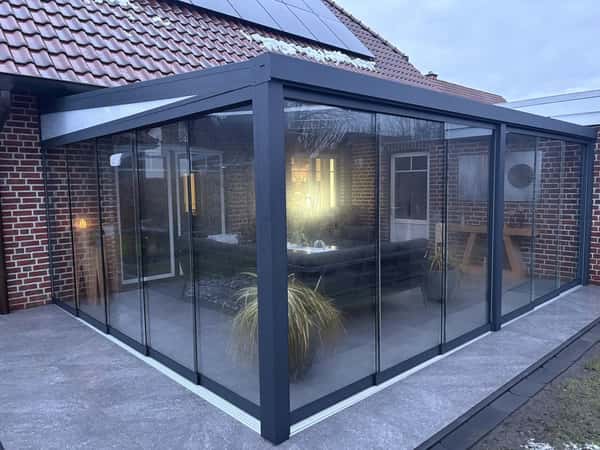 Kaltwintergarten mit Glasschiebewänden