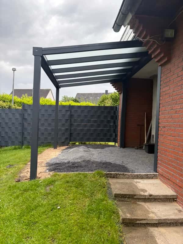 Terrassenüberdachung während der Montage