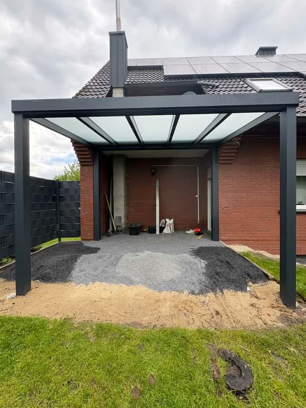 Terrassenüberdachung während der Montage